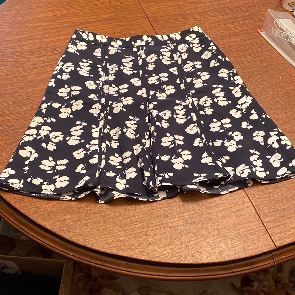 Ann Taylor Navy Blue and White Floral Skirt size 2